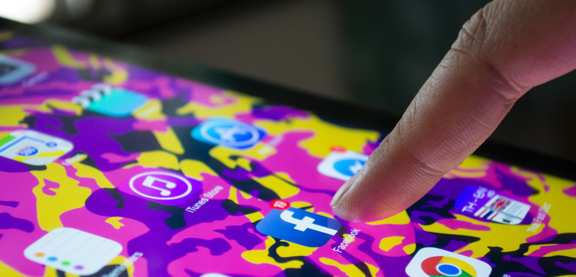 Social media dependency / addiction